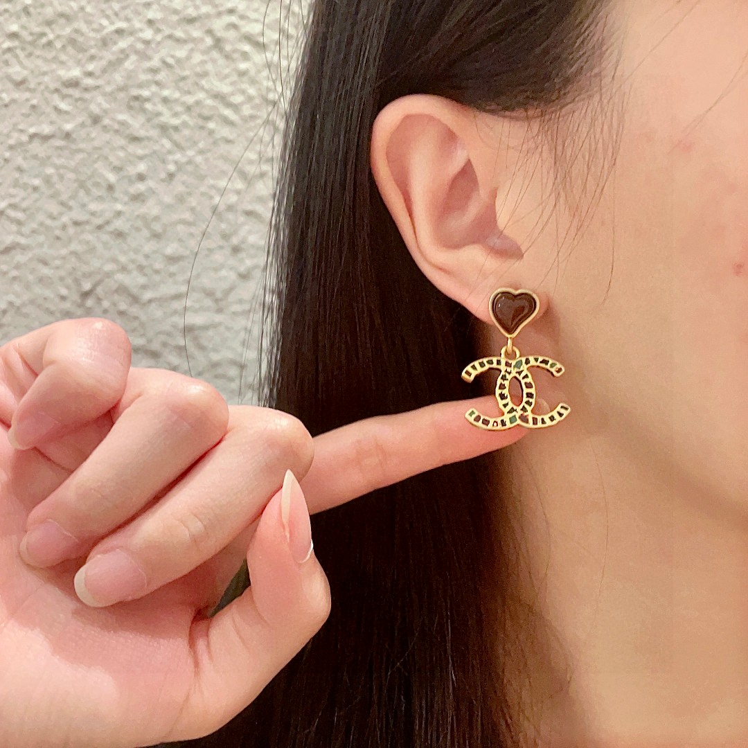  香奈儿✨爱心❤️双C耳环