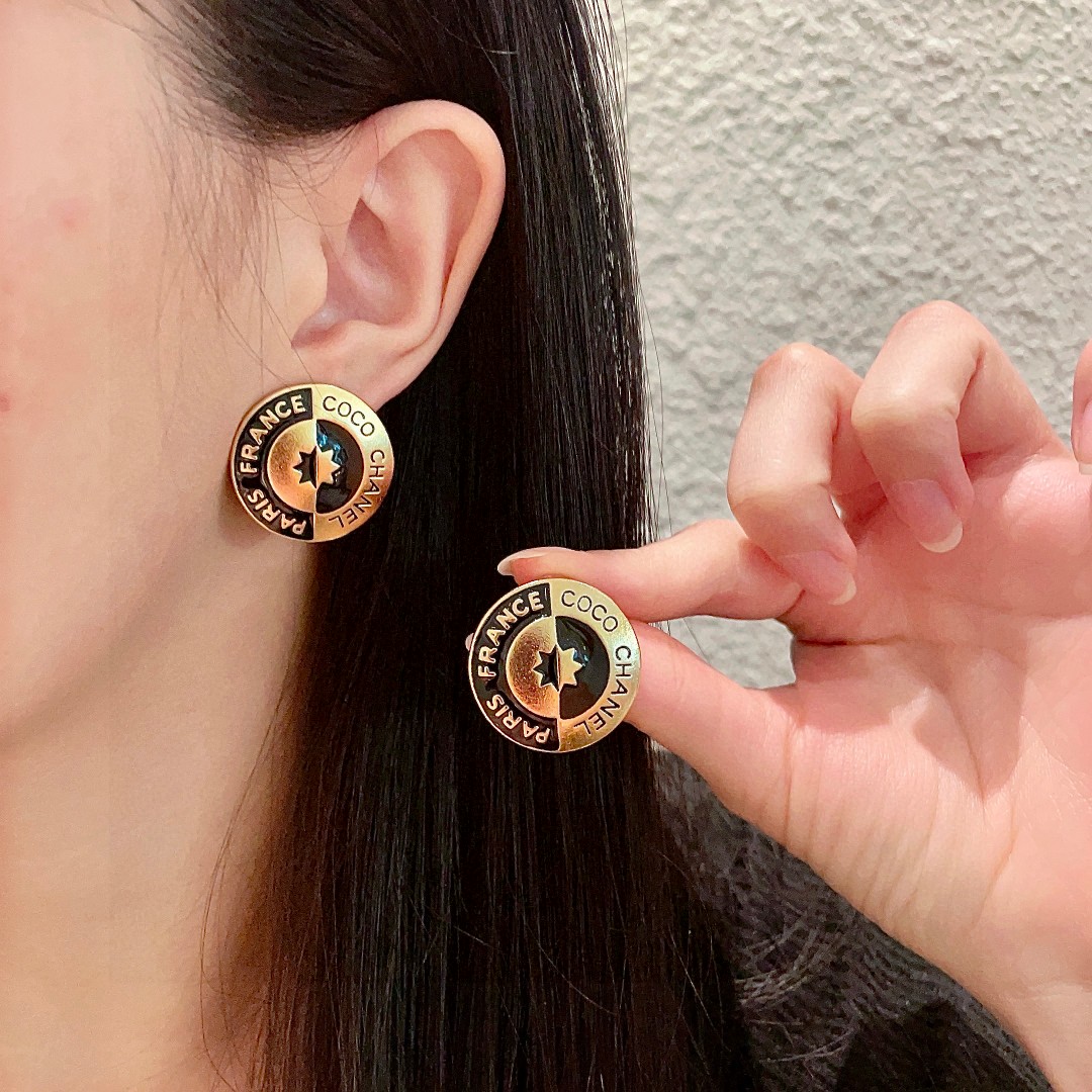  香奈儿✨COCO字母耳钉