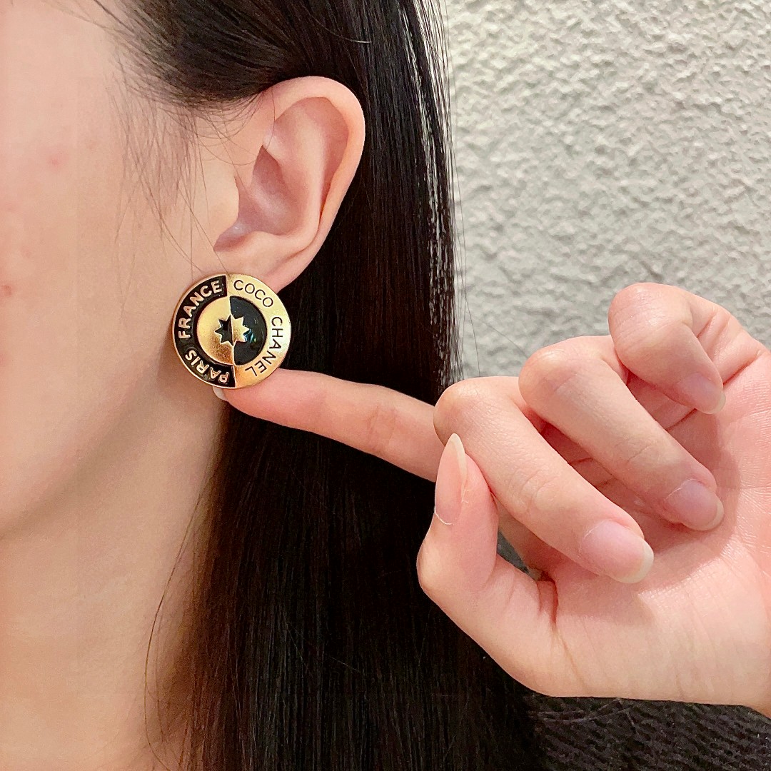  香奈儿✨COCO字母耳钉