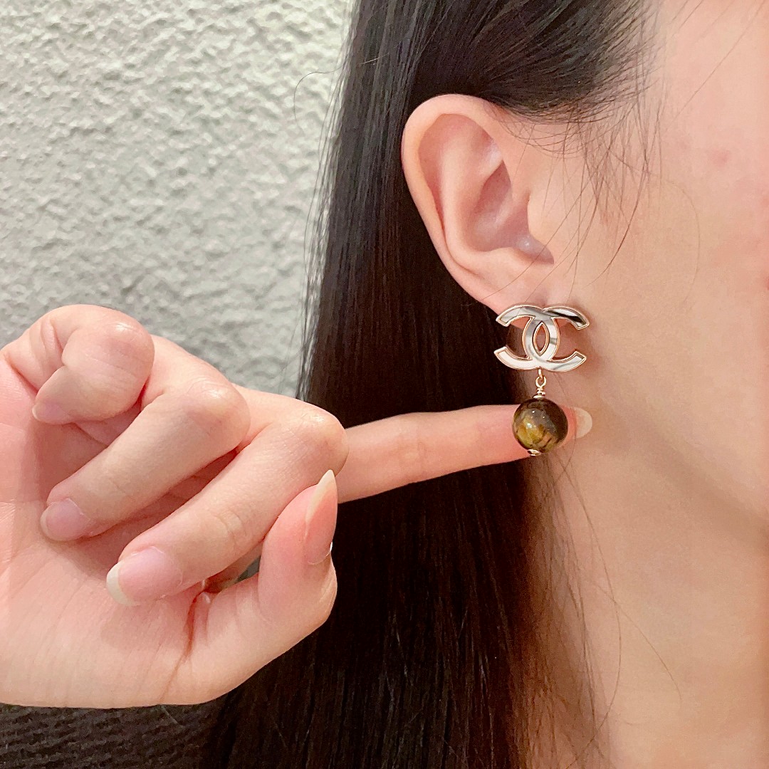  香奈儿✨珍珠涂鸦双C耳环