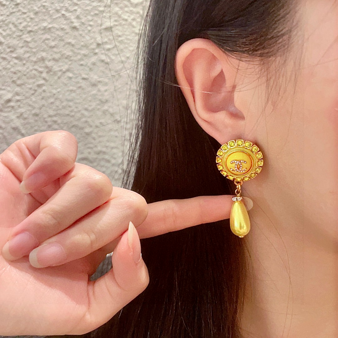   香奈儿✨珍珠双C镶钻耳环