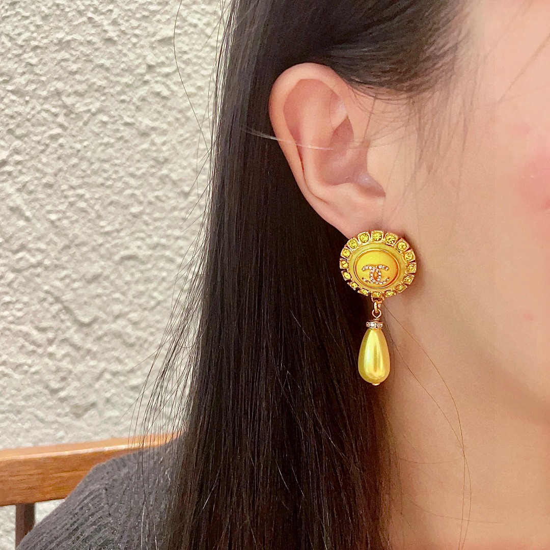   香奈儿✨珍珠双C镶钻耳环