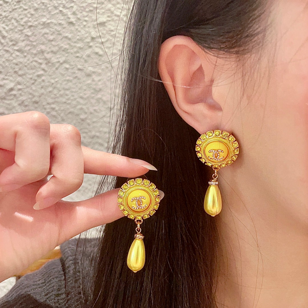   香奈儿✨珍珠双C镶钻耳环