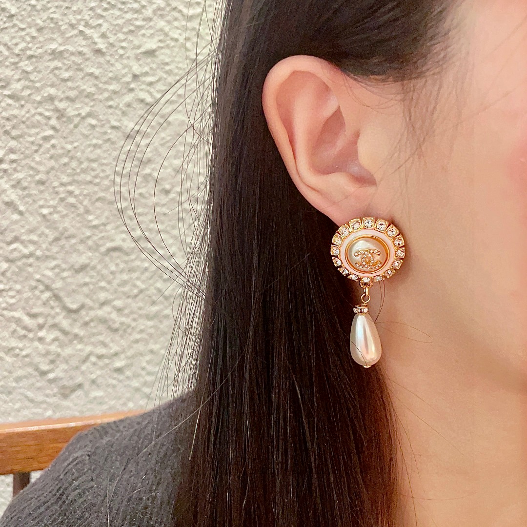  香奈儿✨珍珠双C镶钻耳环
