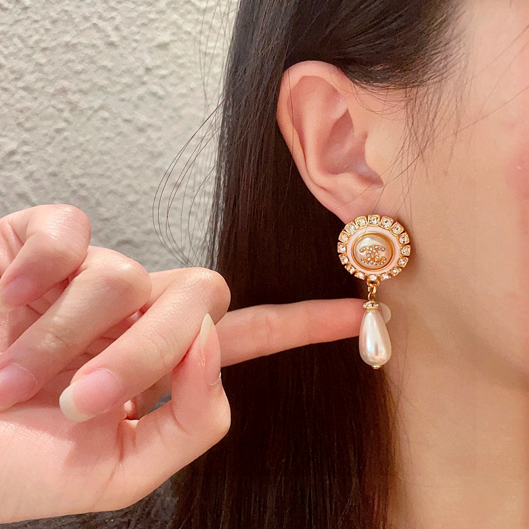   香奈儿✨珍珠双C镶钻耳环