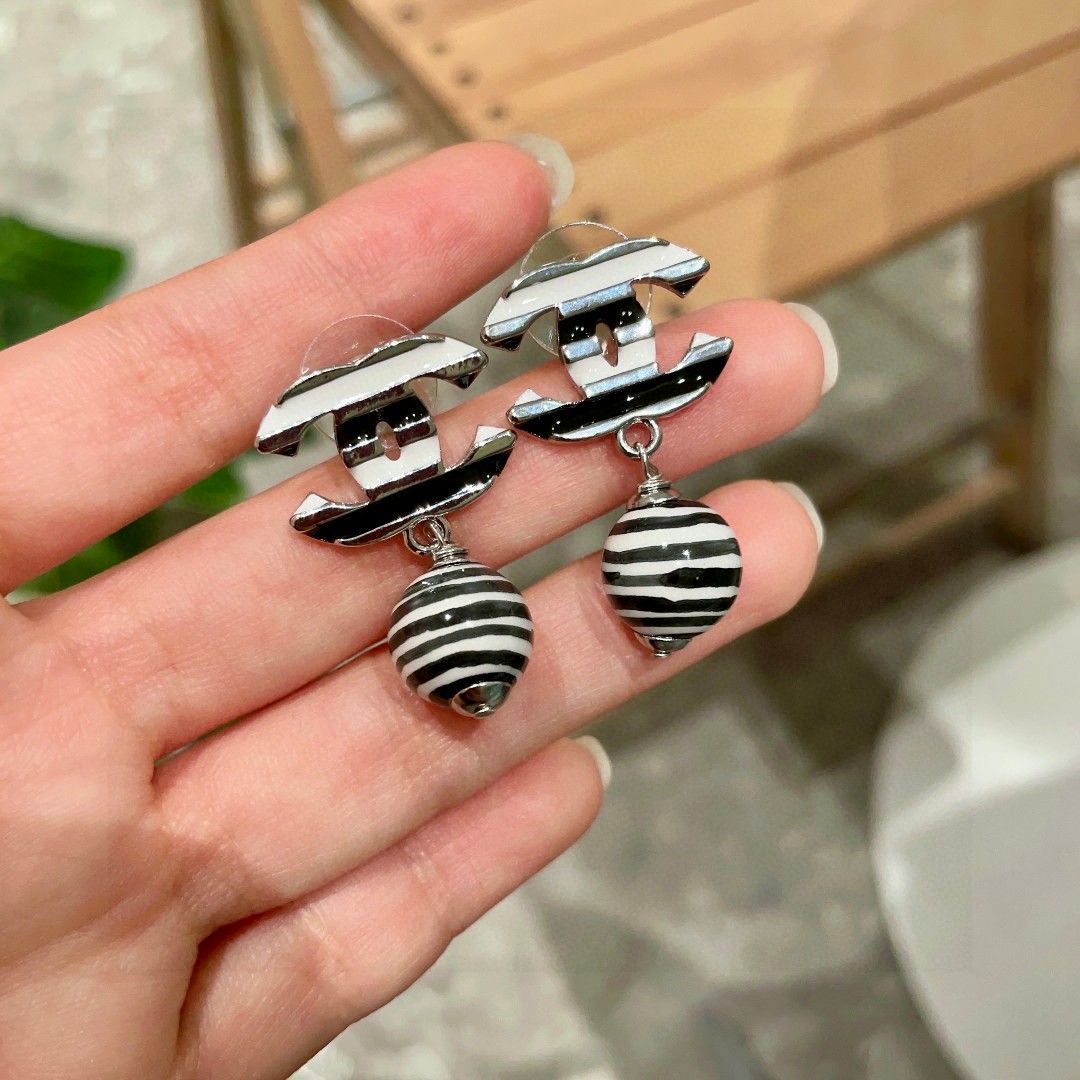  香奈儿✨双C拼色耳环