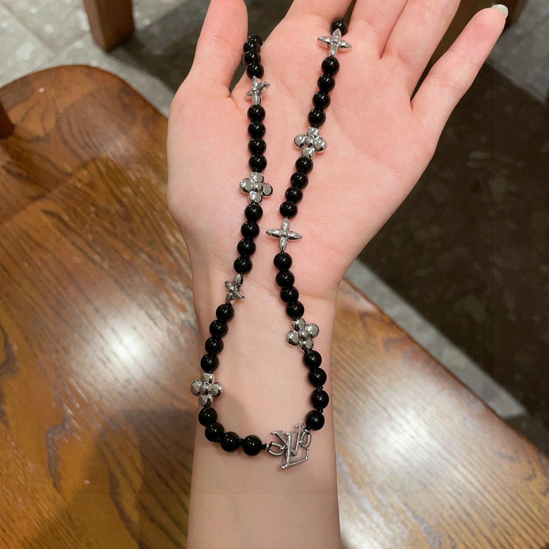 💥💥💥LOUISVUITTON以 经典花纹图案设计 双花 款设计方式吊坠LV品牌标志设计，经典标志理念、