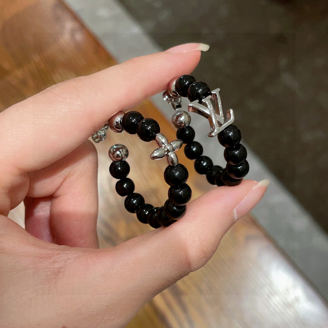 😍LV四叶草🍀字母AB款耳钉耳环🌀原版黄铜 925纯银针 实拍 设计不张扬🥰不高调却带着一种迷人的气质上