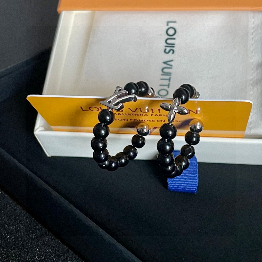 😍LV四叶草🍀字母AB款耳钉耳环🌀原版黄铜 925纯银针 实拍 设计不张扬🥰不高调却带着一种迷人的气质上