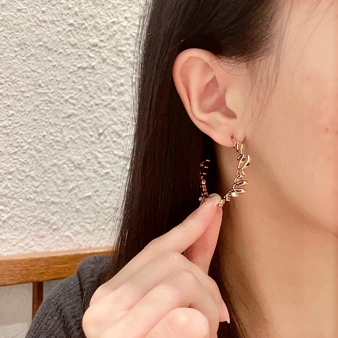  香奈儿✨圈形双C字母耳环