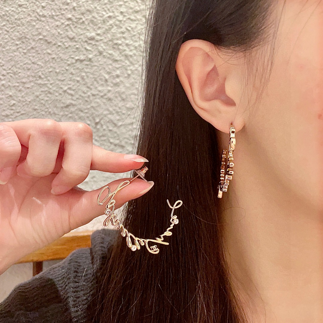  香奈儿✨圈形双C字母耳环