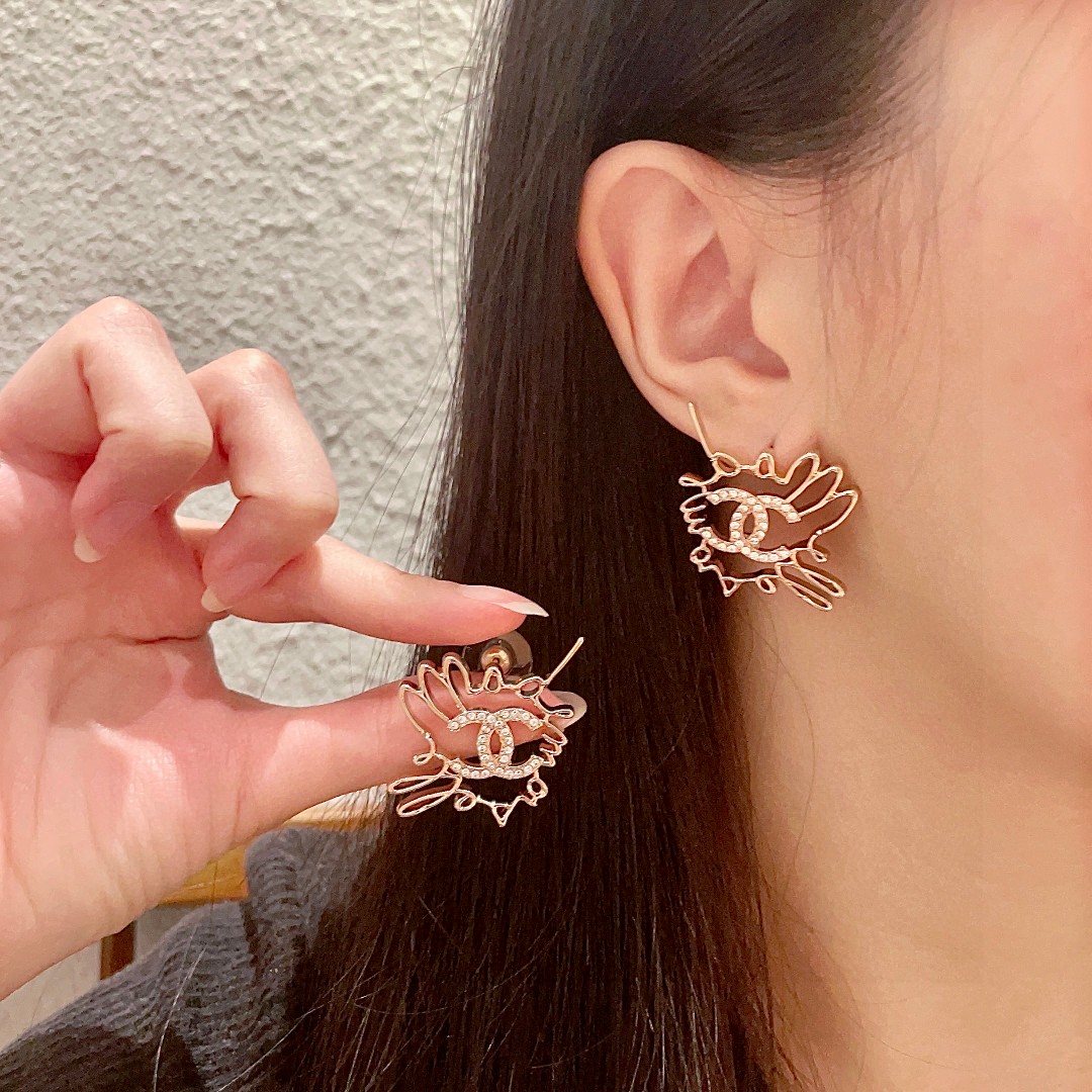  香奈儿✨双C镶钻耳钉