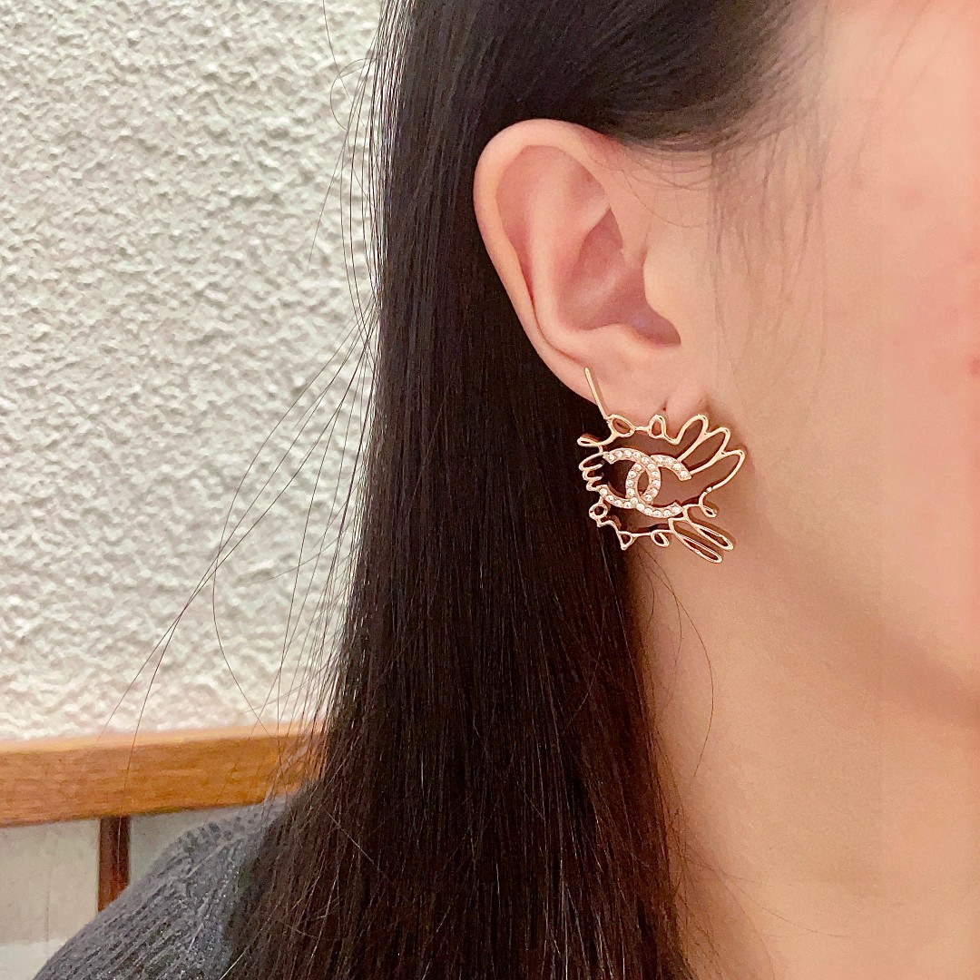  香奈儿✨双C镶钻耳钉