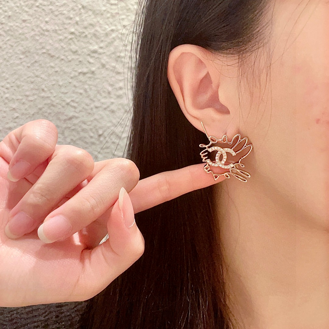  香奈儿✨双C镶钻耳钉