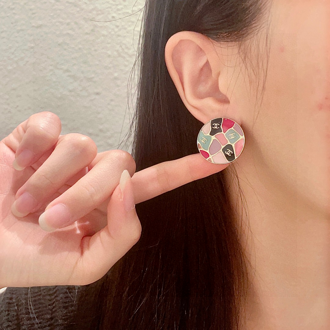  香奈儿✨彩色圆形双C耳钉