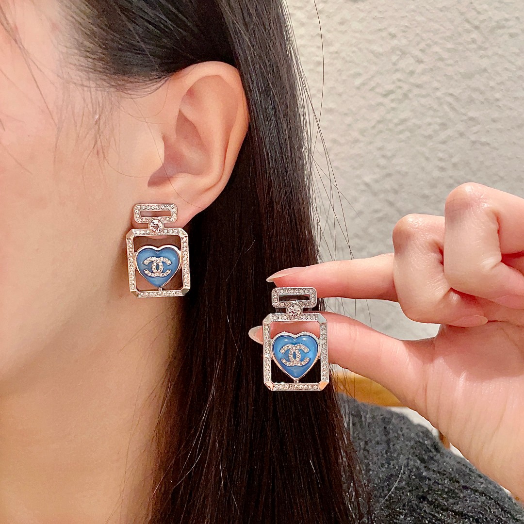  香奈儿✨经典爱心❤️双C耳钉