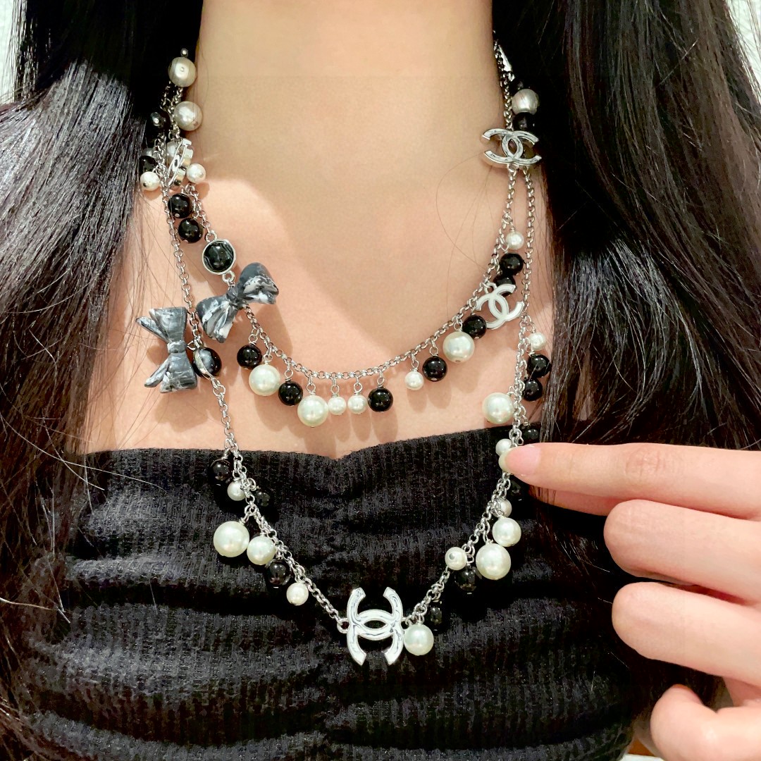  香奈儿蝴蝶结🎀黑白珠双C毛衣链