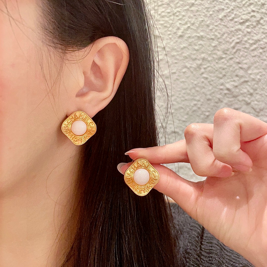  香奈儿✨字母耳钉