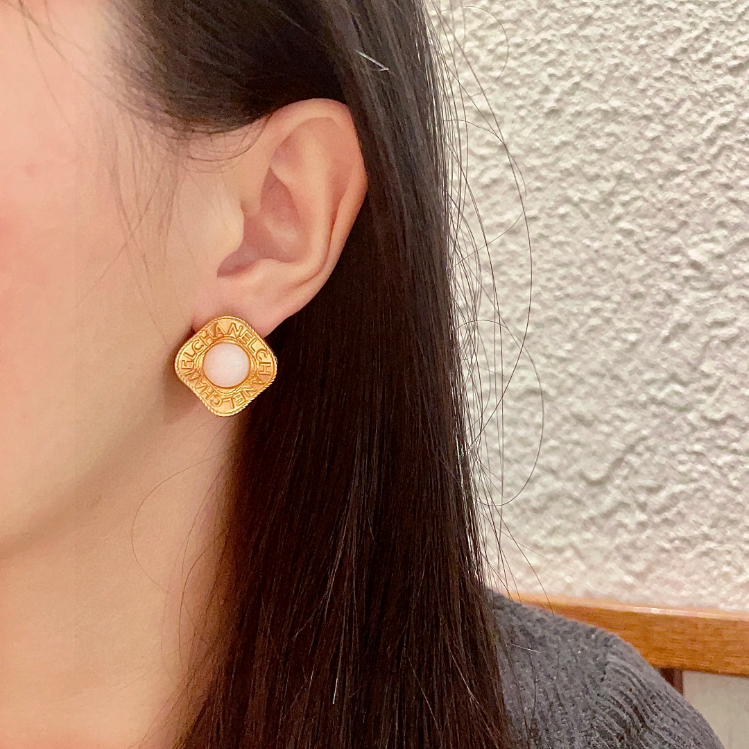  香奈儿✨字母耳钉