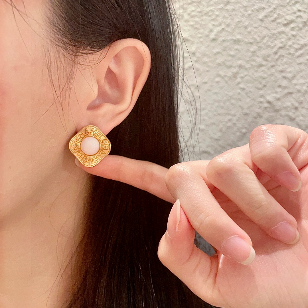  香奈儿✨字母耳钉
