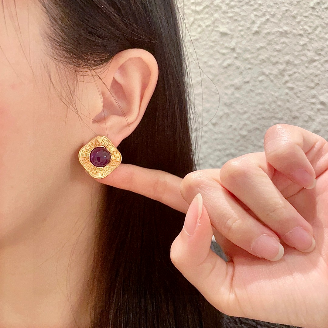  香奈儿✨字母耳钉