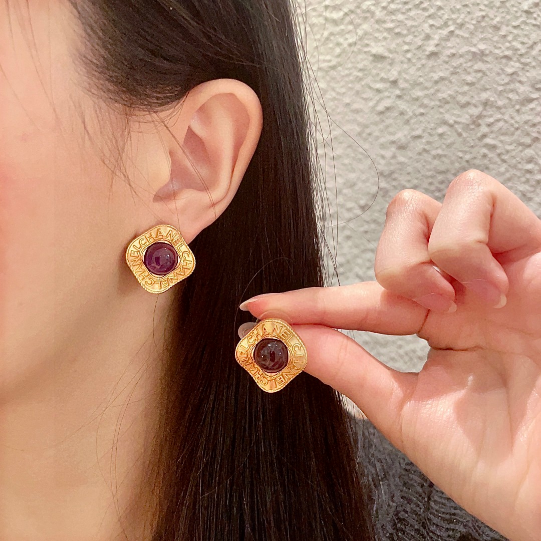  香奈儿✨字母耳钉