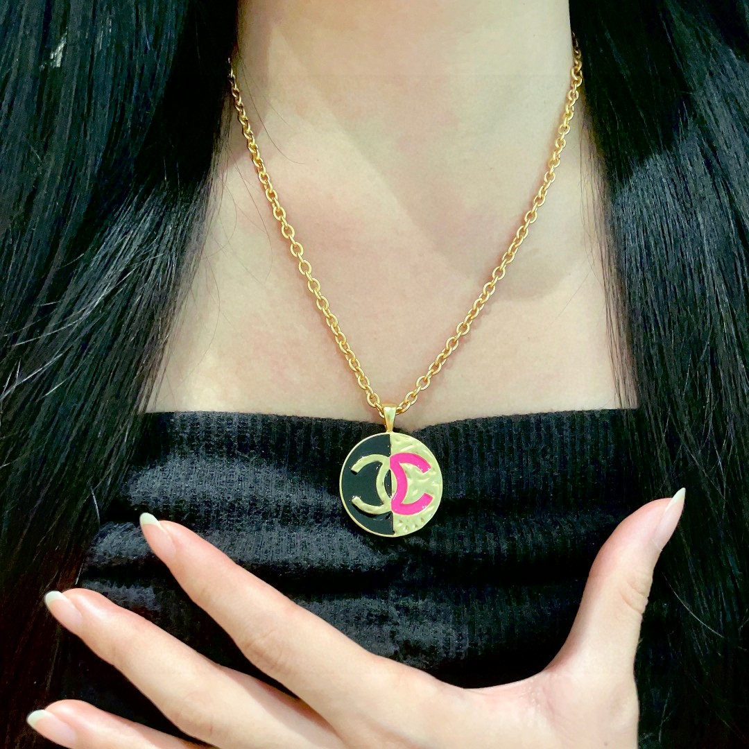  香奈儿✨双C拼色项链