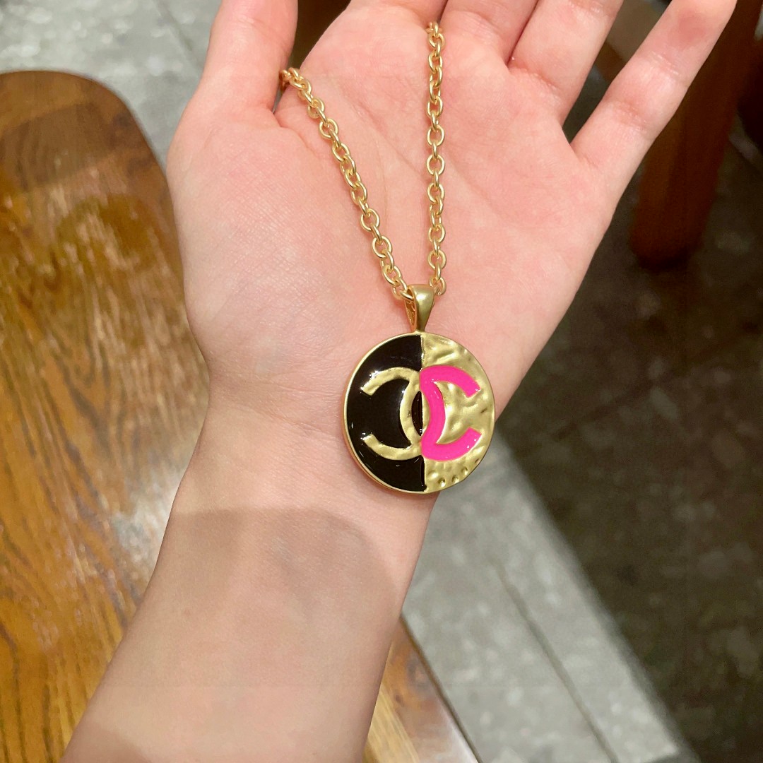  香奈儿✨双C拼色项链