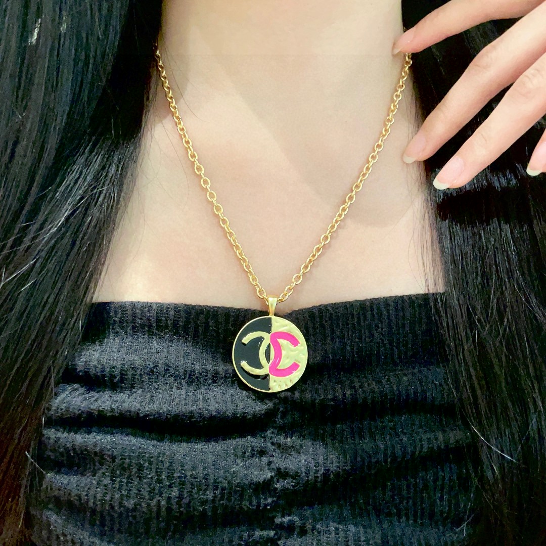  香奈儿✨双C拼色项链
