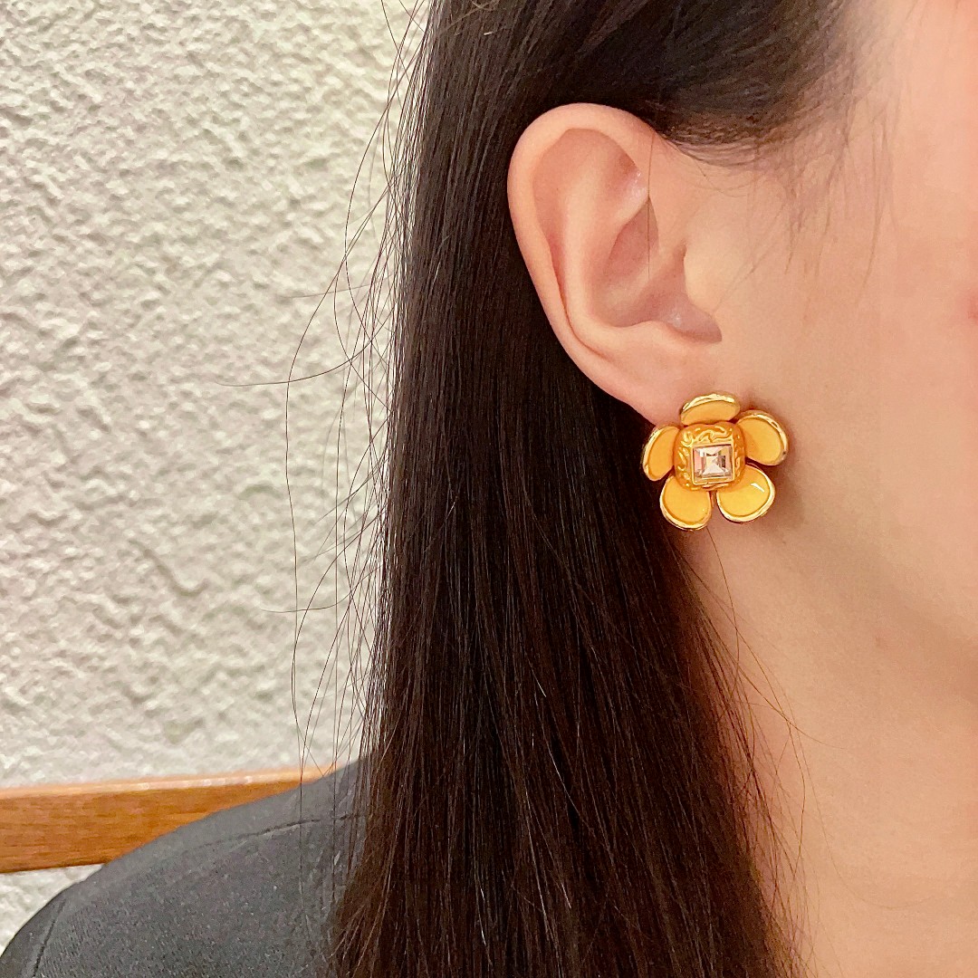  圣罗兰✨经典花朵🌸耳钉