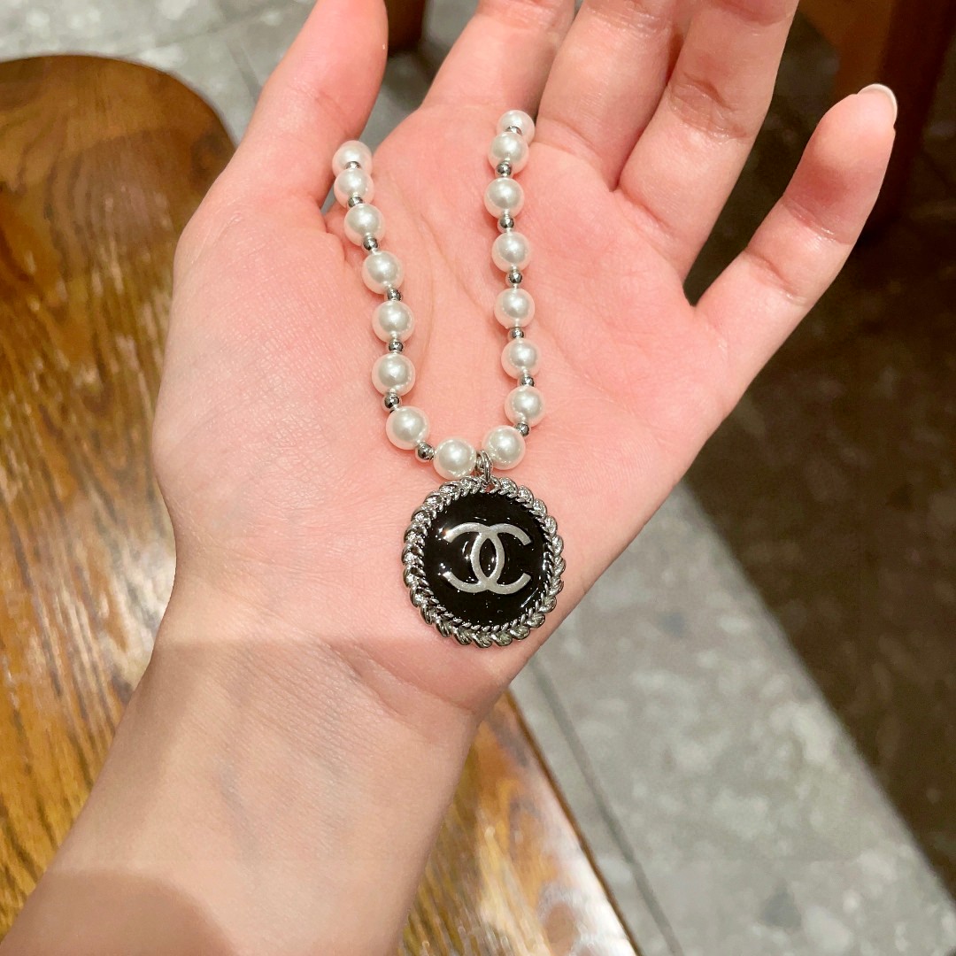  Chanel香奈儿 中古 项链👀小香家的款式真心无需多介绍😘🎶每一款都超好看，精致大方，非常显气质。