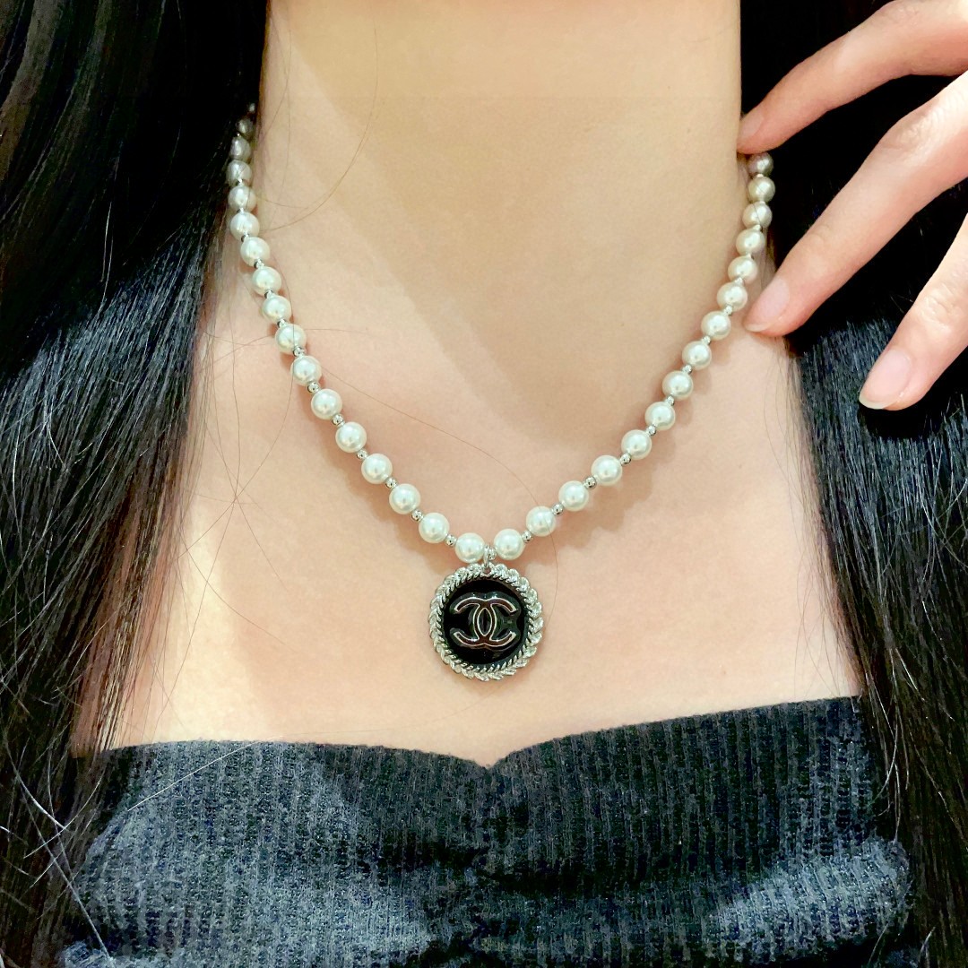  Chanel香奈儿 中古 项链👀小香家的款式真心无需多介绍😘🎶每一款都超好看，精致大方，非常显气质。