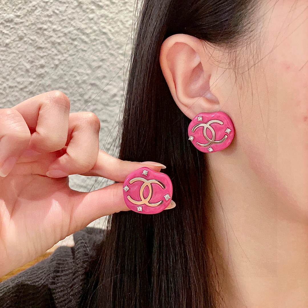  香奈儿✨双C带钻耳钉