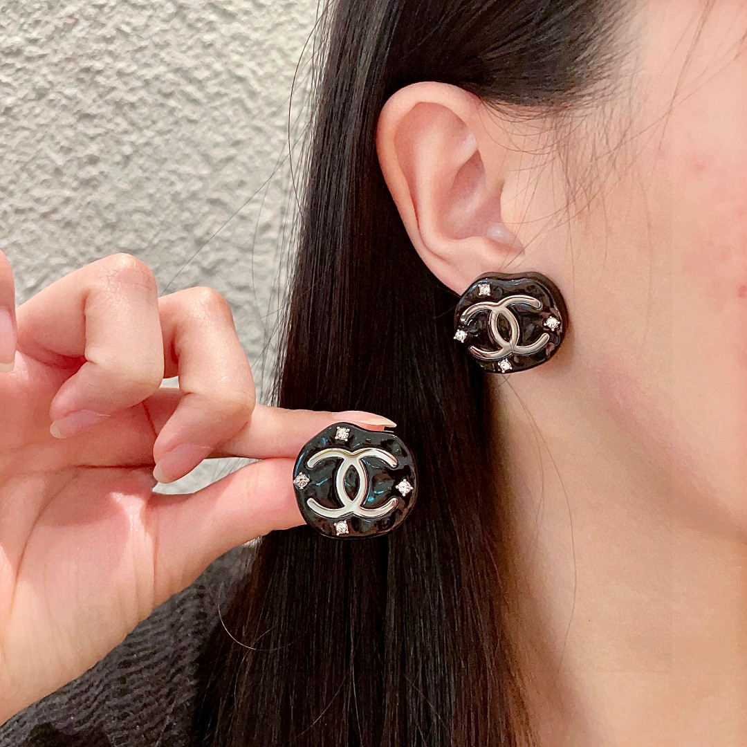  香奈儿✨双C带钻耳钉