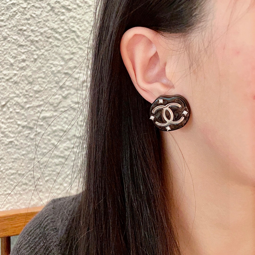  香奈儿✨双C带钻耳钉