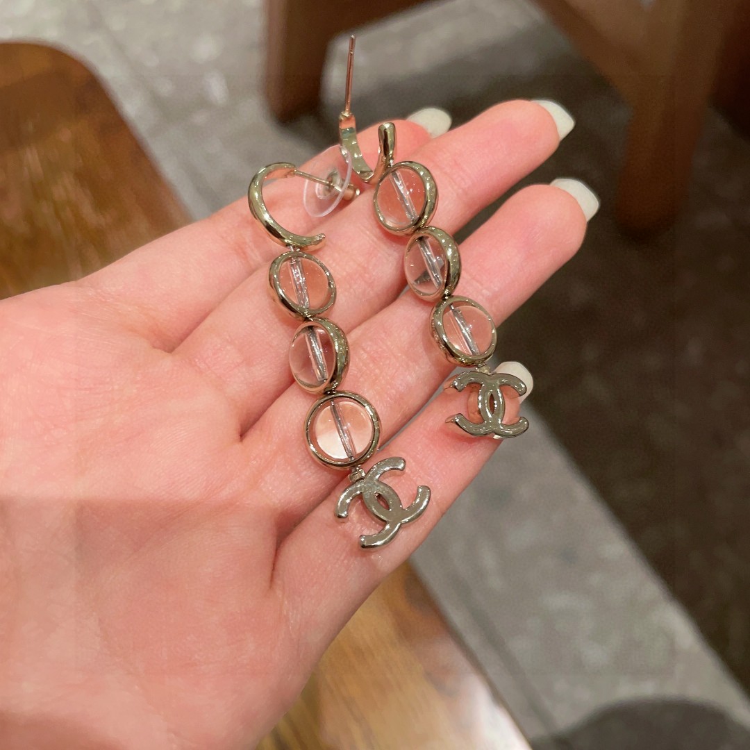  香奈儿✨透明珠双C耳环