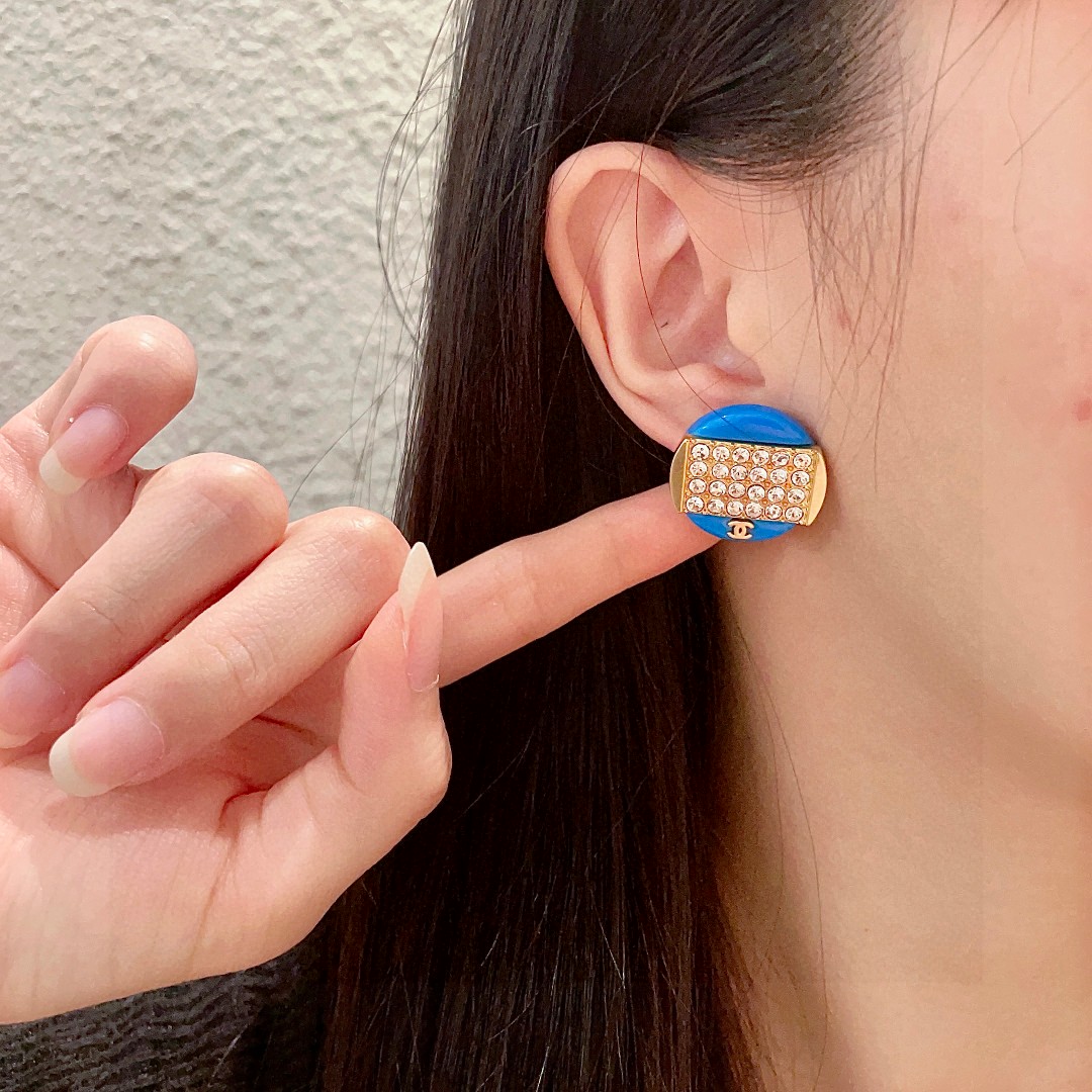  香奈儿✨双C镶钻耳钉