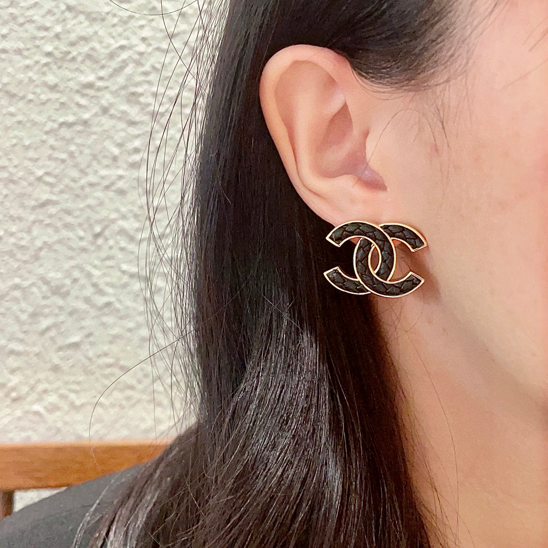 香奈儿✨麻花皮双c耳钉