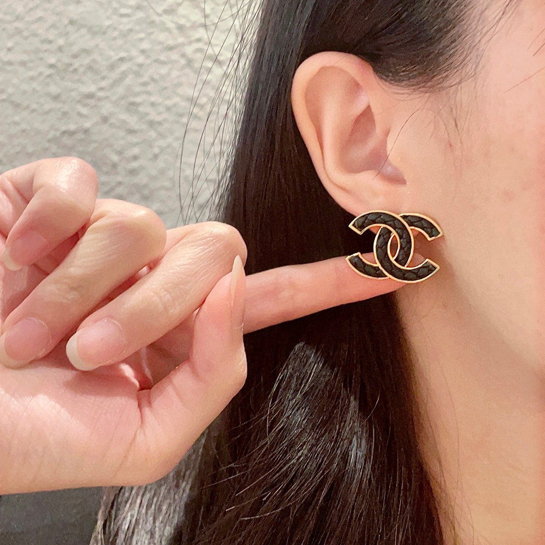  香奈儿✨麻花皮双c耳钉