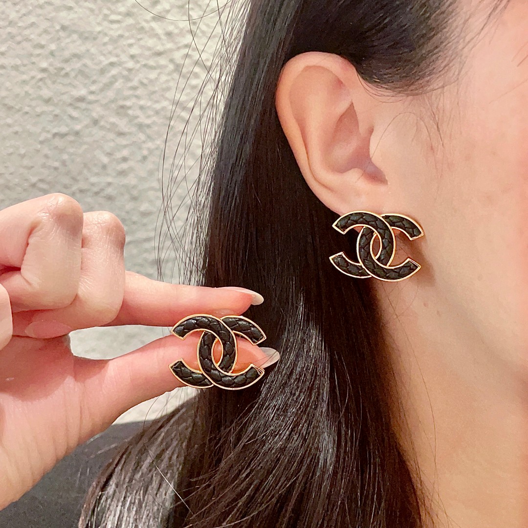  香奈儿✨麻花皮双c耳钉