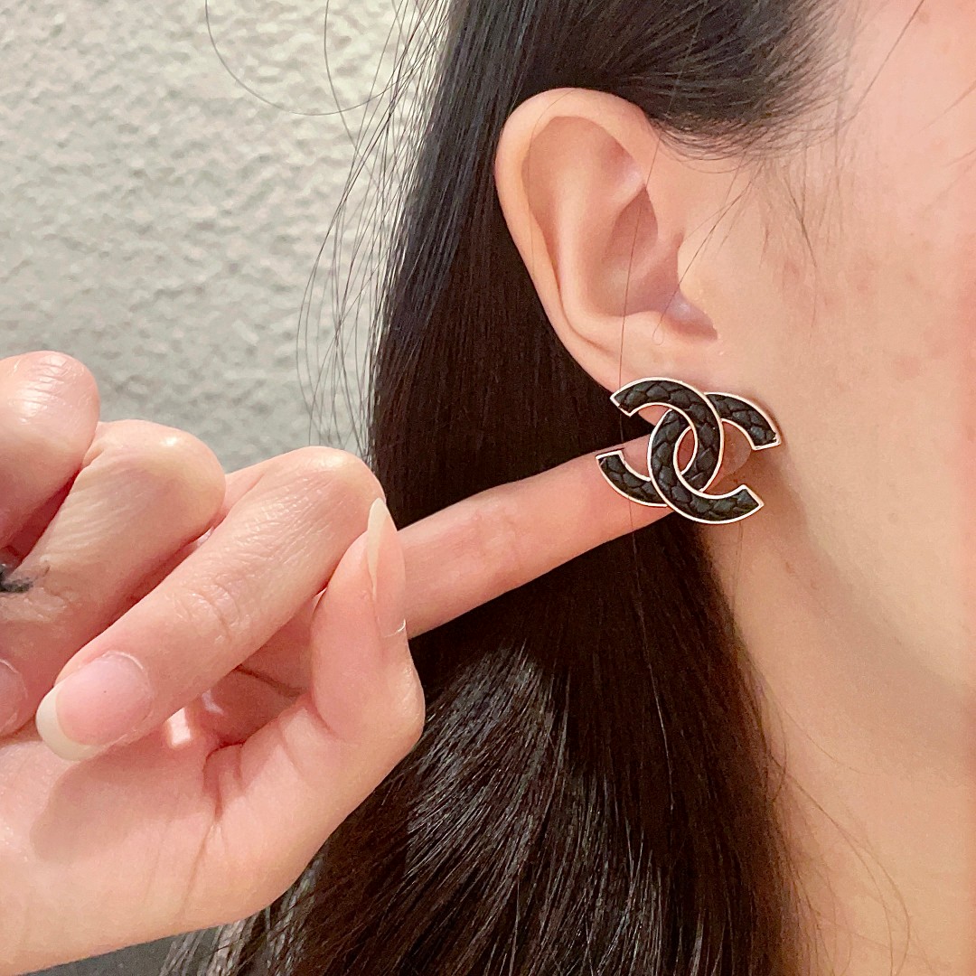  香奈儿✨麻花皮双c耳钉