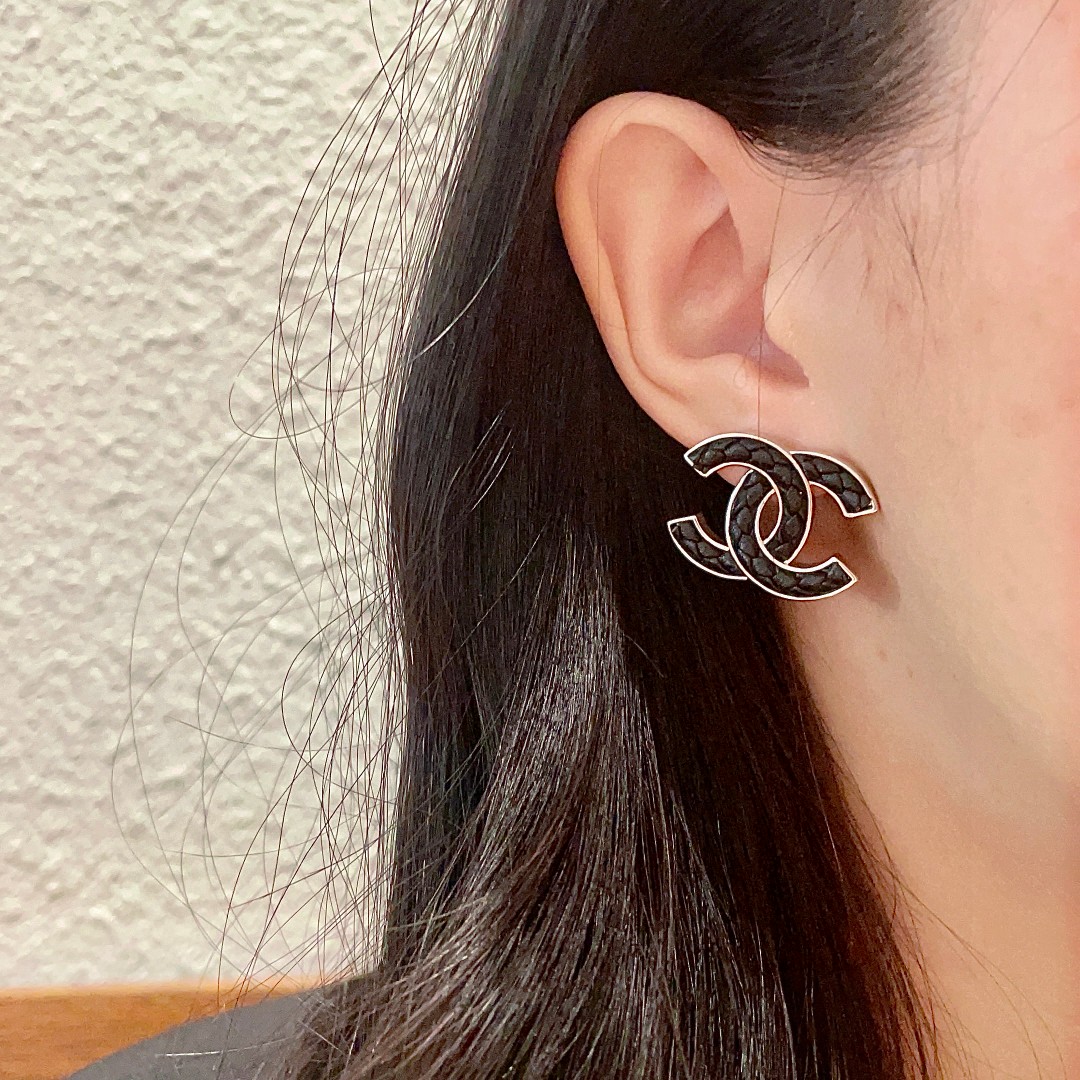  香奈儿✨麻花皮双c耳钉
