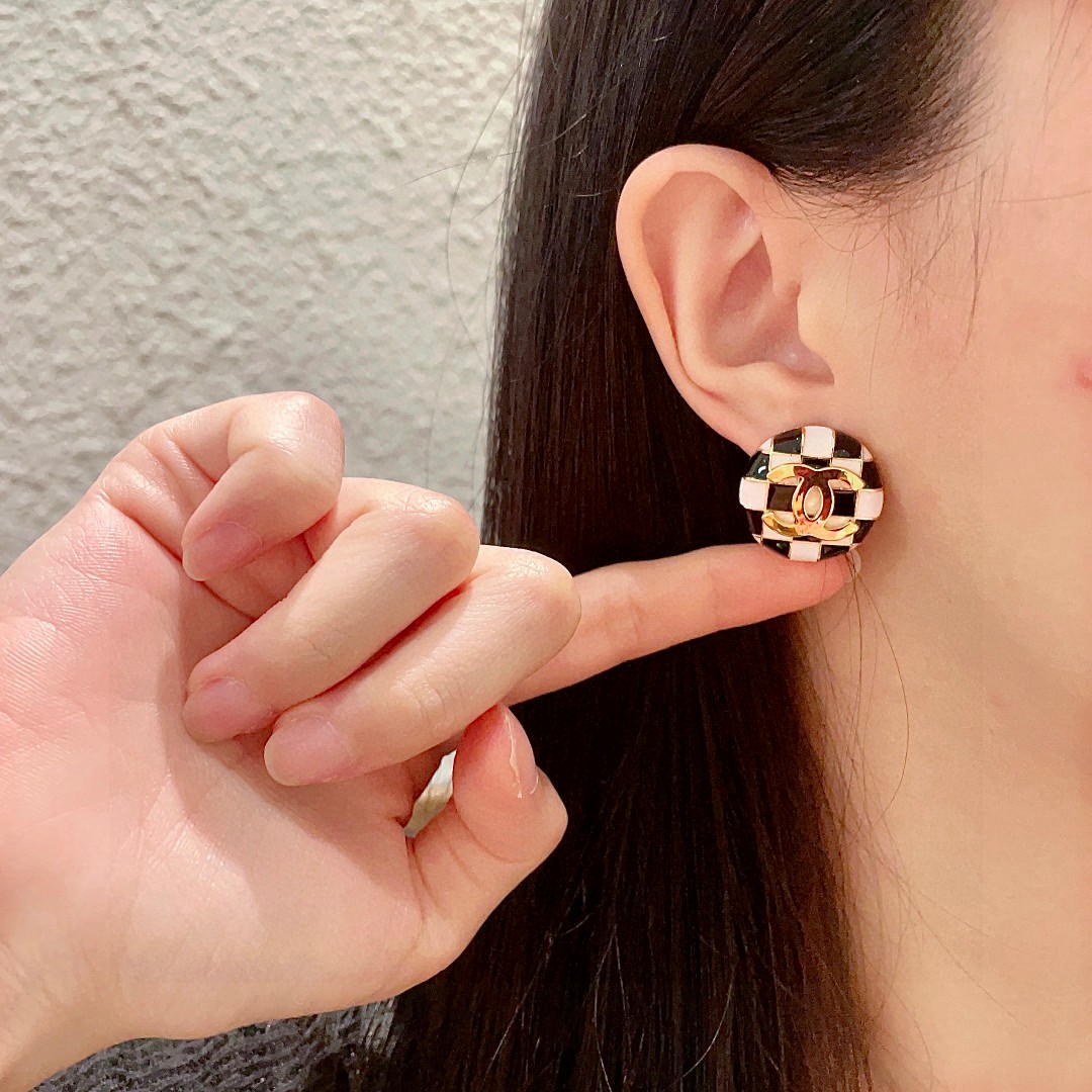  香奈儿✨棋盘格双C耳钉