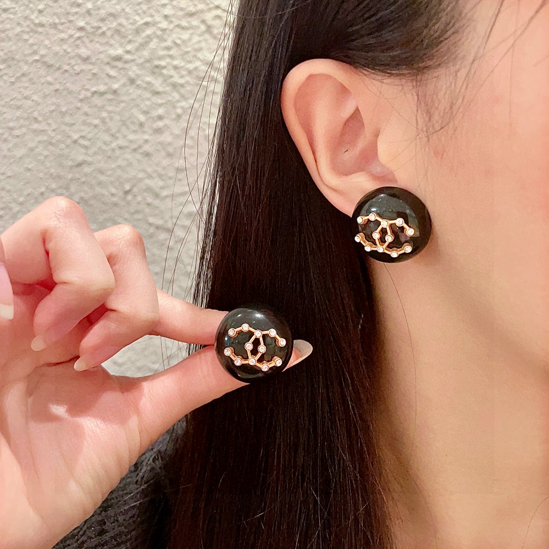  香奈儿✨圆形双C镶钻耳钉