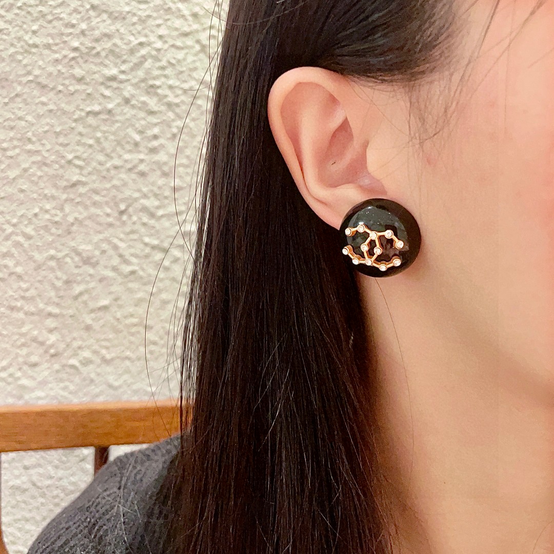  香奈儿✨圆形双C镶钻耳钉