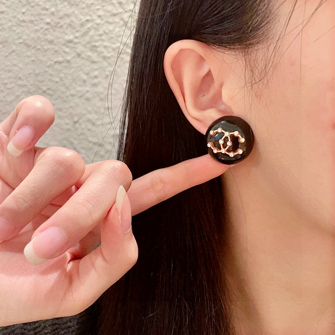  香奈儿✨圆形双C镶钻耳钉