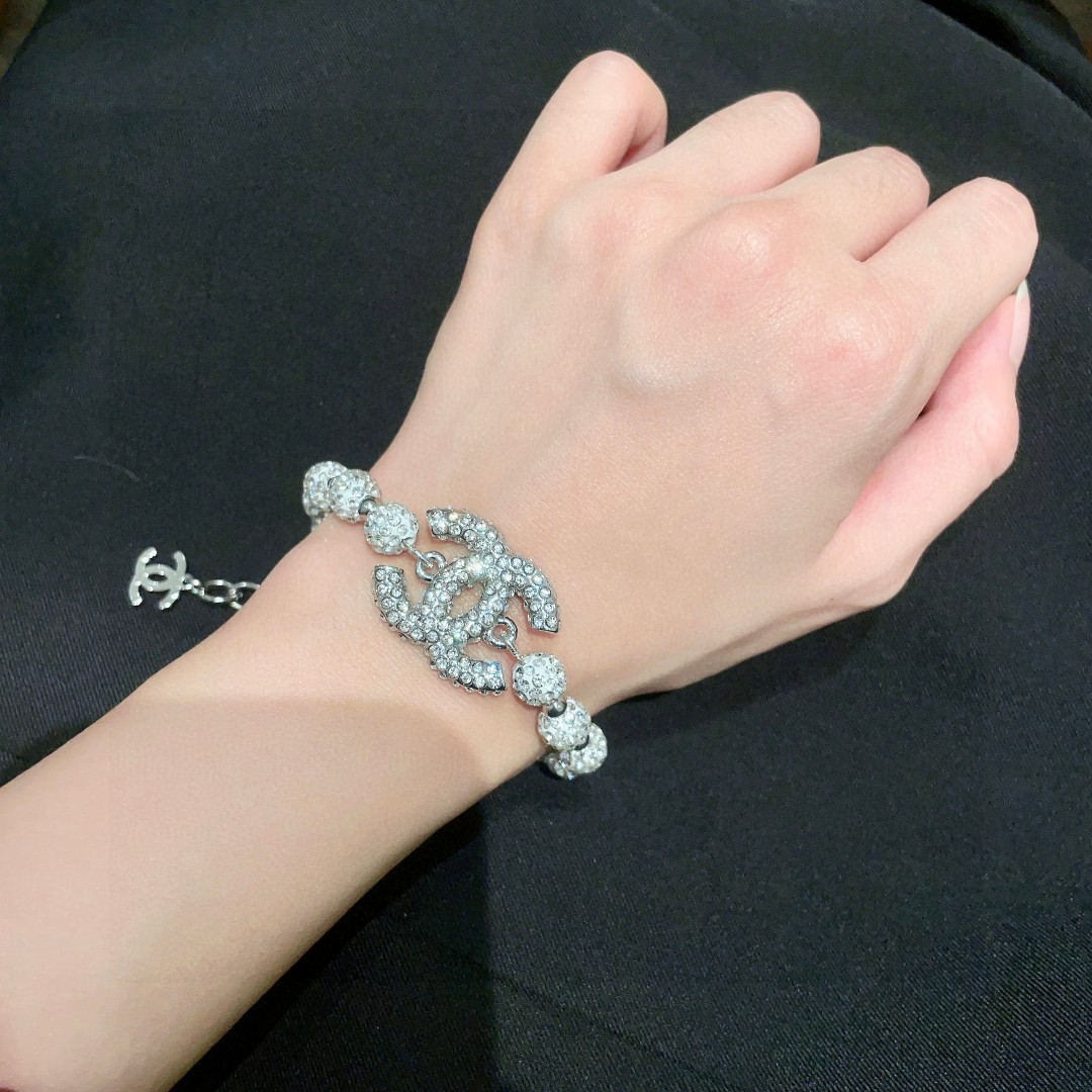  香奈儿✨圆球满钻双C手链