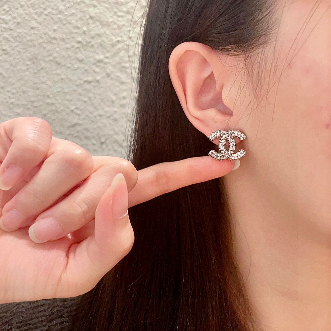  香奈儿✨圆球满钻双C耳钉