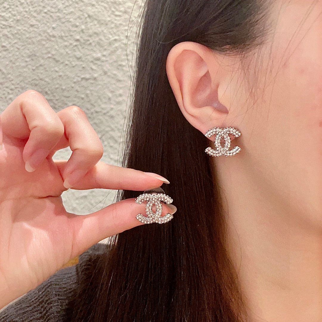  香奈儿✨圆球满钻双C耳钉