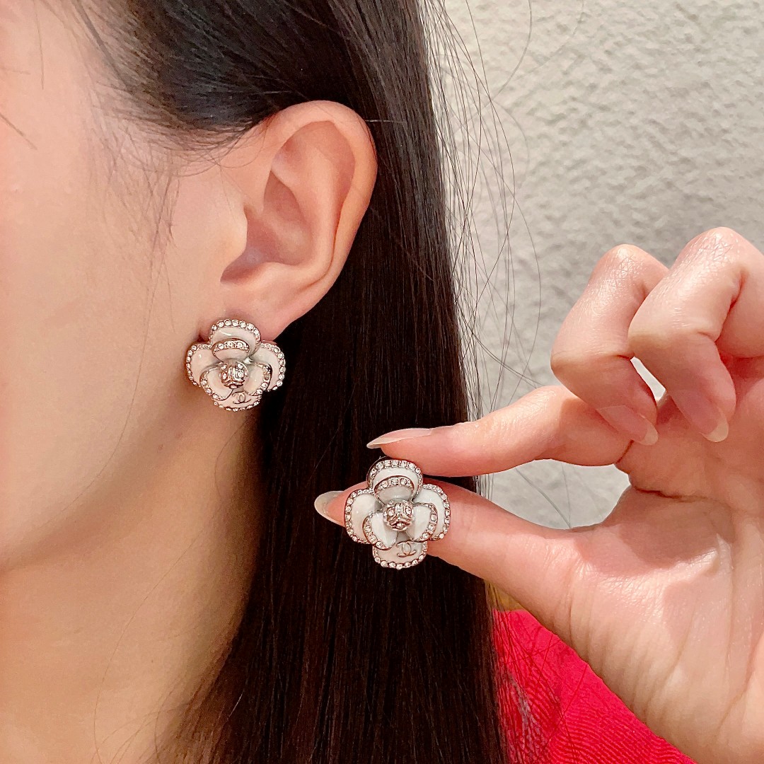  香奈儿✨山茶花双C镶钻耳钉